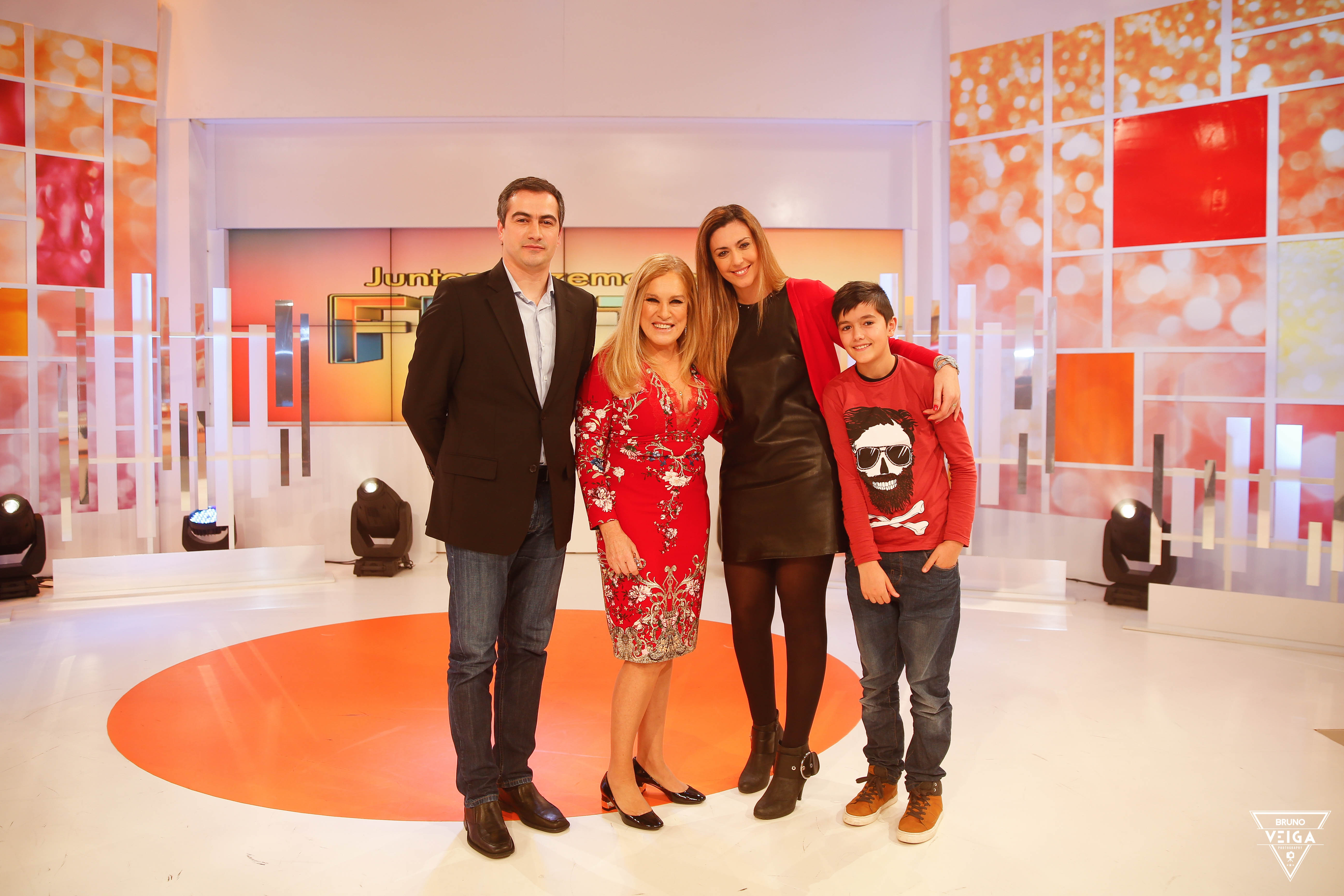 Teresa Guilherme nos bastidores da televisão - foto de família com o Telmo, a Célia e o filho Alexandre. Teresa Guilherme nos bastidores da televisão - foto de família com o Telmo, a Célia e o filho Alexandre.