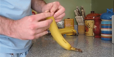 Alimentos que sempre descascámos mal - descascar uma banana
