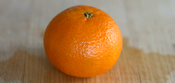 Alimentos que sempre descascámos mal - descascar uma tangerina com apenas 3 cortes