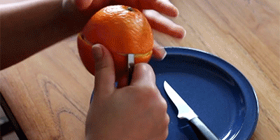 Alimentos que sempre descascámos mal - descascar uma laranja com o cabo de uma colher 