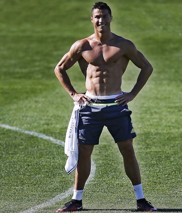 Cristiano Ronaldo em tronco nu