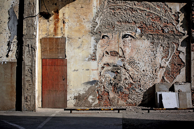 As maravilhosas obras de arte urbana de Vhils, um artista português