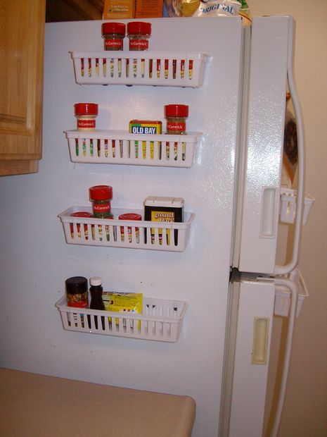 Truques para ganhar espaço na despensa e na cozinha - aproveite o espaço ao lado do frigorifico