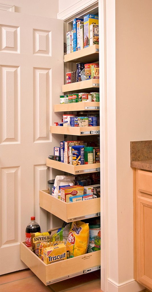 Truques para ganhar espaço na despensa e na cozinha - gavetas e prateleiras deslizantes na despensa