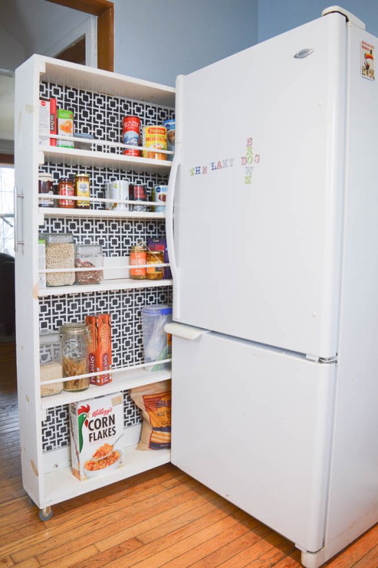 Truques para ganhar espaço na despensa e na cozinha - espaço estreito junto ao frigorífico