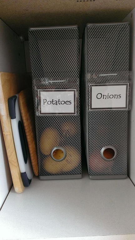 Truques para ganhar espaço na despensa e na cozinha - organizadores de revistas para guardar batatas e cebolas