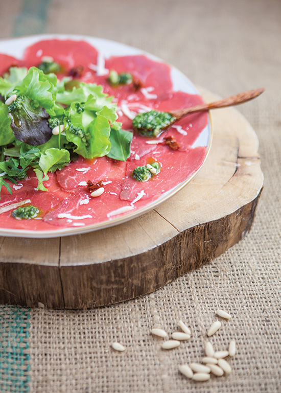 Receita de Carpaccio de novilho com pesto e pinhões - Livro CRU, de Inês Simas Receita de Carpaccio de novilho com pesto e pinhões - Livro CRU, de Inês Simas