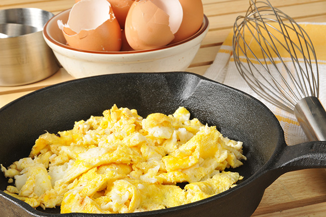 Ovos mexidos e frutos vermelhos - Pequenos-almoços para manter a barriga lisa