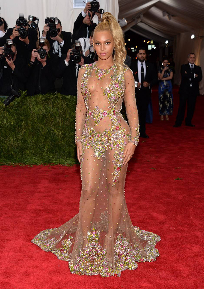 Famosas ousadas com vestidos transparentes - Beyoncé