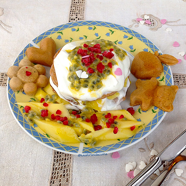 2 sobremesas irresistiveis por Luísa Fortes da Cunha - Panquecas com iogurte grego, manga e maracujá