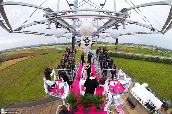 Casamentos mais originais de sempre - casamento numa plataforma suspensa a 50 metros do chão 