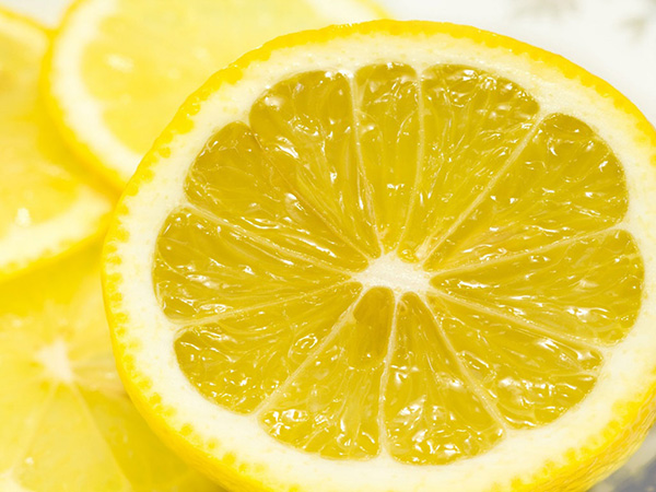 Usos surpreendentes do limão - retirar manchas de panelas 