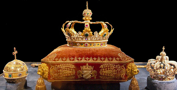 Jóias da coroa - em ouro, embelezada com diamantes, safiras, rubis, esmeraldas e pérolas