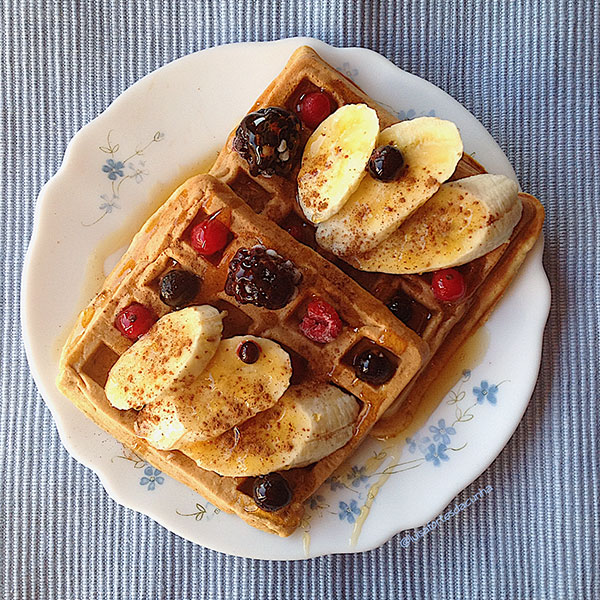 2 sobremesas deliciosas - Waffles com banana, frutos vermelhos e mel