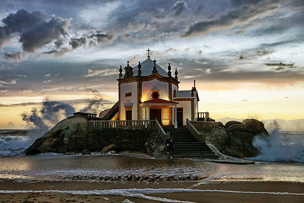 Igrejas lindas em Portugal - Capela do Senhor da Pedra, Praia de Miramar, Vila Nova de Gaia 