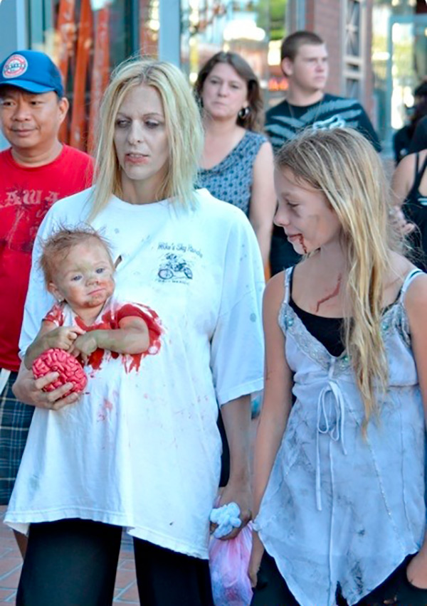 Disfarces de Halloween muito divertidos e assustadores - zombie a sair da barriga da mãe 