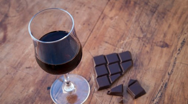 O frio chegou - 15 alimentos que fortalecem o sistema imunitário - Chocolate meio-amargo e vinho tinto