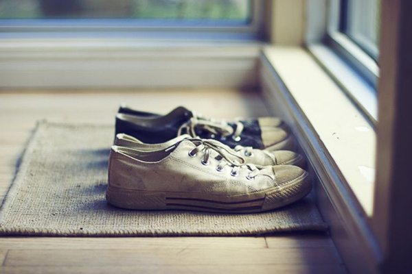 5 grandes razões para deixar os sapatos à entrada de casa - Diminui as doenças de pele
