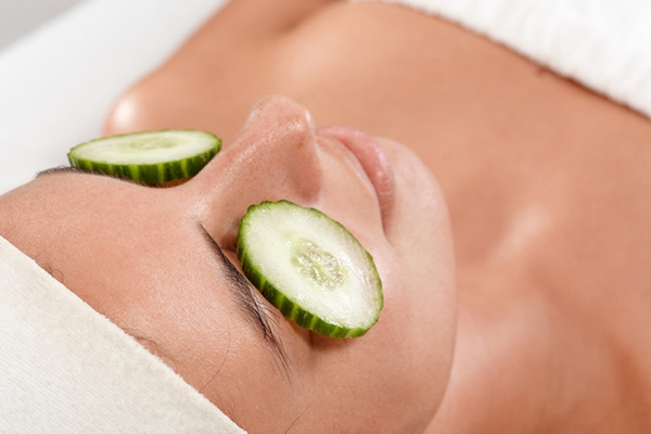 7 soluções caseiras para acabar com as olheiras - PEPINO