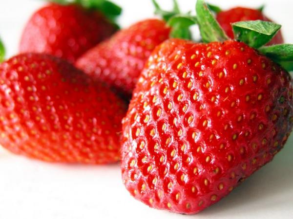 10 alimentos com propriedades afrodisíacas - Morangos