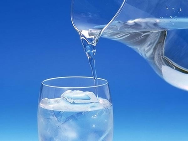 10 dicas para prevenir e controlar a celulite - Beba água, água de coco e chá verde