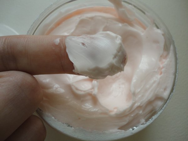 10 alimentos e cuidados para ter unhas fortes e bonitas - creme de hidratação