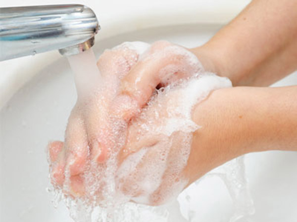 10 alimentos e cuidados para ter unhas fortes e bonitas - lavar as mãos