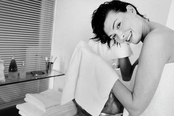 Como manter o cabelo forte e saudável no inverno - Não durma com o cabelo molhado