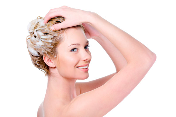 Como manter o cabelo forte e saudável no inverno - Massaje o couro cabeludo
