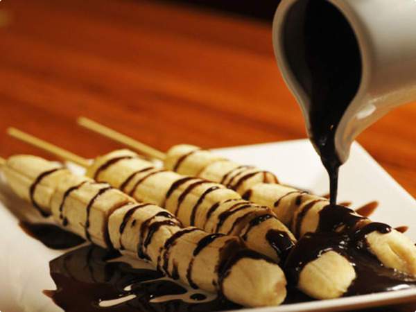 Dicas saudáveis - Benefícios da banana - Banana com chocolate negro, frutos secos e frutos vermelhos