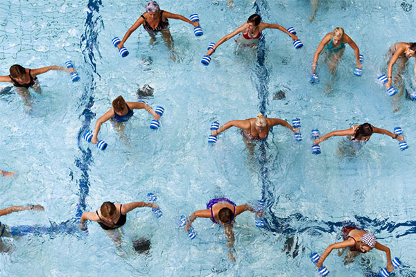Os 10 benefícios da natação para a sua saúde - Ajuda a combater doenças reumáticas