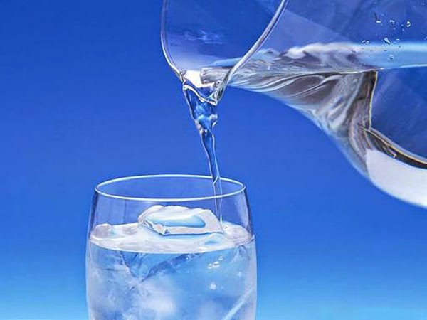 Como prevenir e tratar as estrias - Beba água
