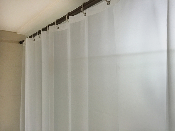 10 cortinas primaveris para alegrar a sua casa de banho - Cortinas brancas e lisas