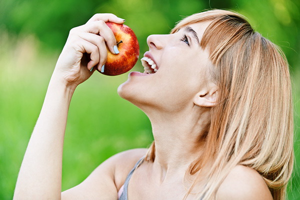 7 razões para comer maçãs todos os dias - Previne cáries dentárias