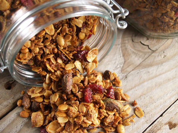7 benefícios da granola + receita pequeno-almoço completo