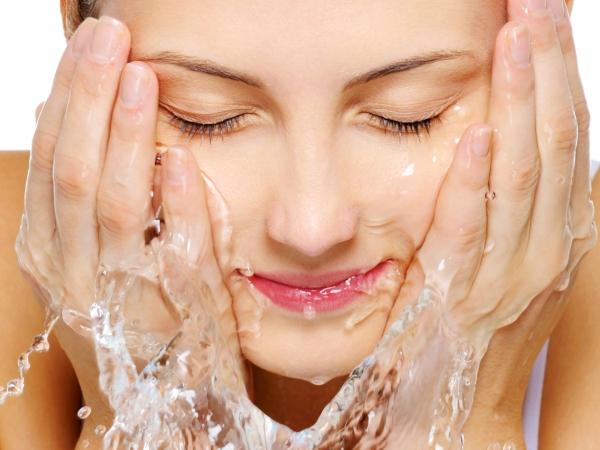 10 Dicas que retardam o aparecimento de rugas- Lavar a cara