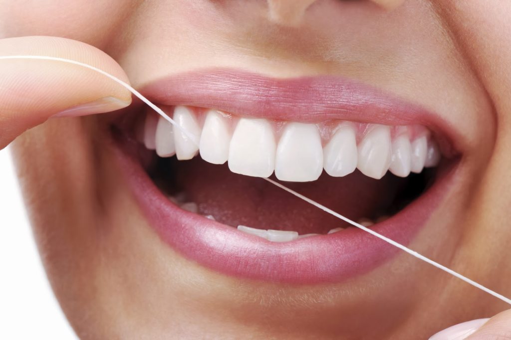 Dentes mais brancos – cuidados diários e solução caseira