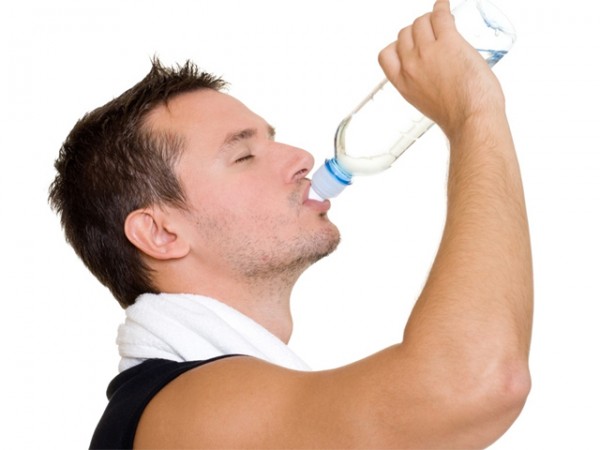 7 alimentos que combatem as alergias da Primavera - Beba água