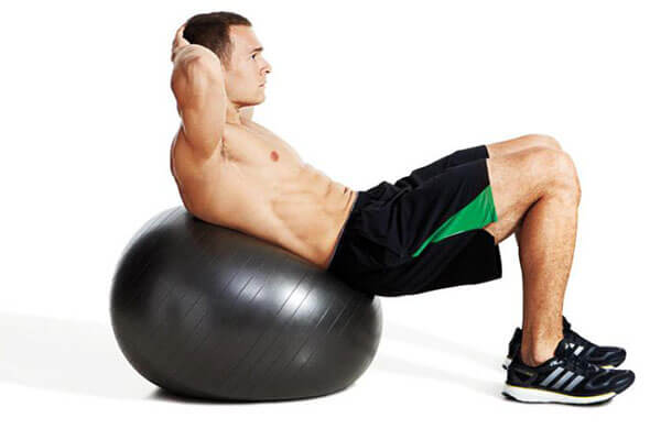 5 Exercícios para ter uns abdominais definidos- Crunch fit ball