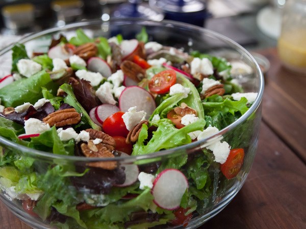 Salada e sobremesa ligeiras sem culpa, sem gordura e sem açúcar- Salada de rúcula e tomate cherry com rabanetes e mozzarela para 2