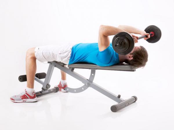 5 Exercícios para ter uns braços mais firmes e tonificados- Tricep testa com barra