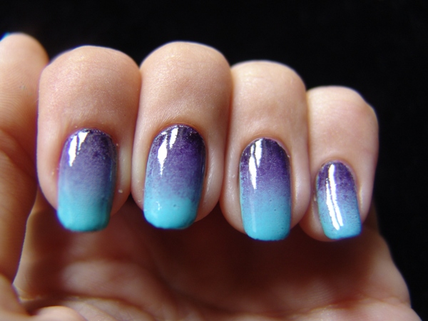 Unhas de gel amimadas para a Primavera/ Verão - Degradé de azuis