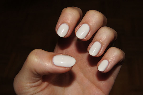 As tendências de cores e formatos para as suas unhas este verão- branco