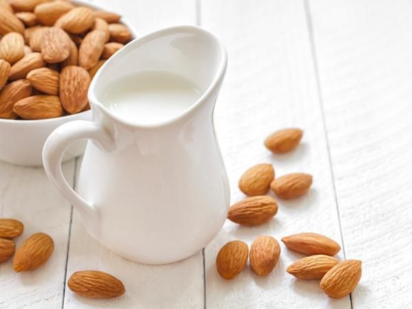 Receita de leite de coco e amêndoa: 2 alternativas ao leite de origem animal- Leite de amêndoa