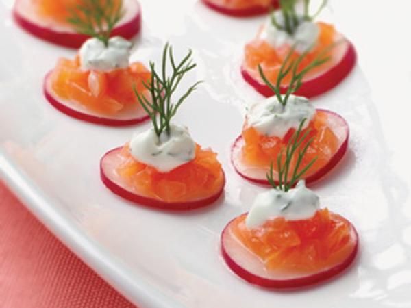 10 Aperitivos saudáveis para comer neste verão- Canapés de salmão com rabanete