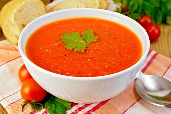 Sopa de tomate e chouriça - um prato tradicional - opção sem chouriça