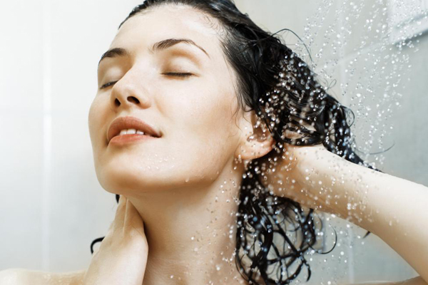 8 dicas para ter um cabelo saudável e bonito- Evite usar água muito quente