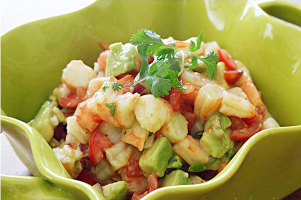 2 saladas saudáveis, saciantes e deliciosas- Salada de abacate com camarão