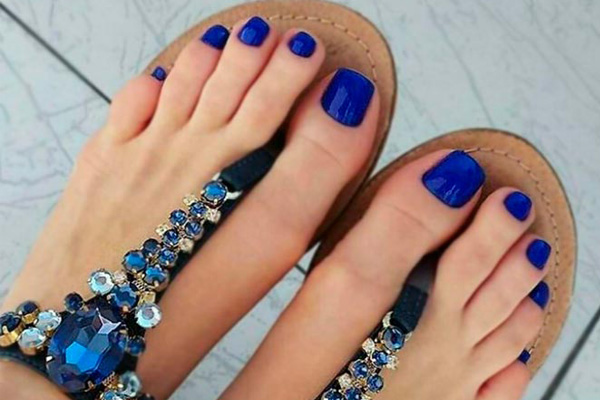 Qual é a cor de verniz que deve usar nas unhas dos pés- Azul