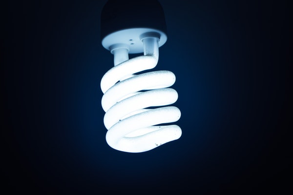 Como manter a sua casa fresca nos dias de maior calor- Dê preferência às luzes LED ou fluorescentes compactas